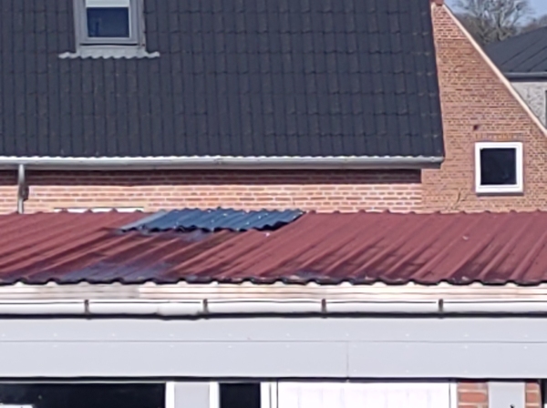 Plade der dækker et hul i taget er ikke tæt.