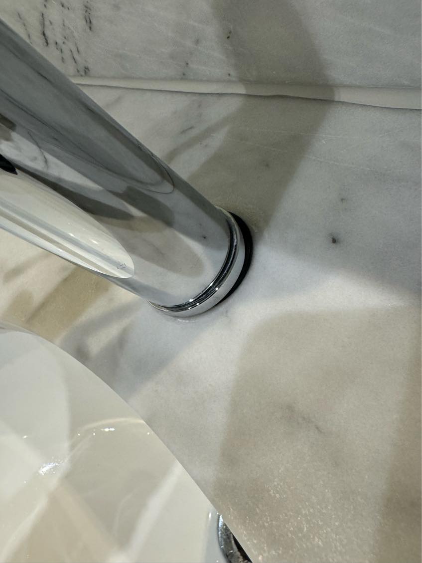 Vandhane/armatur sidder løs.