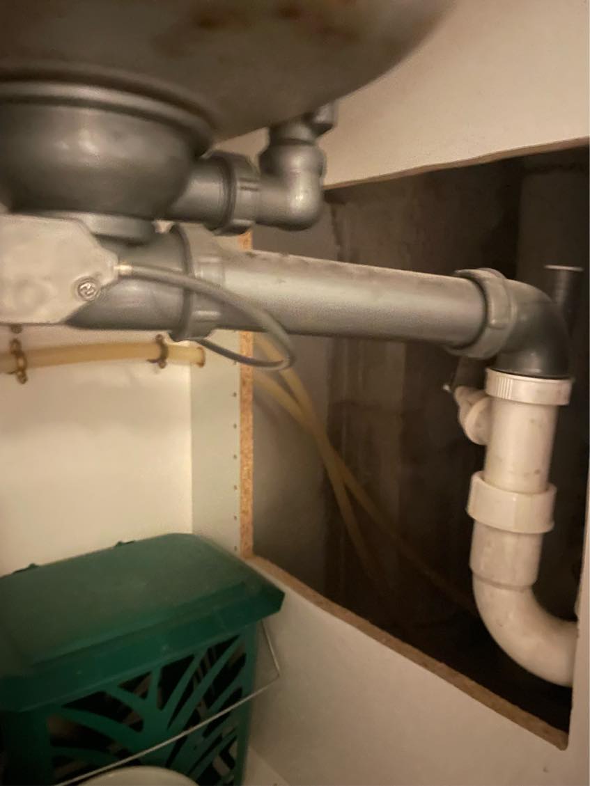 Afmontering og flytning af køle-fryseskab og opvaskemaskine