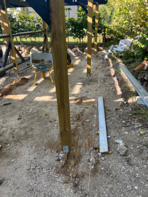 Lægning af 14m2 60x60 fliser, stabilt grus er lagt. Har både fliser og afretter grus