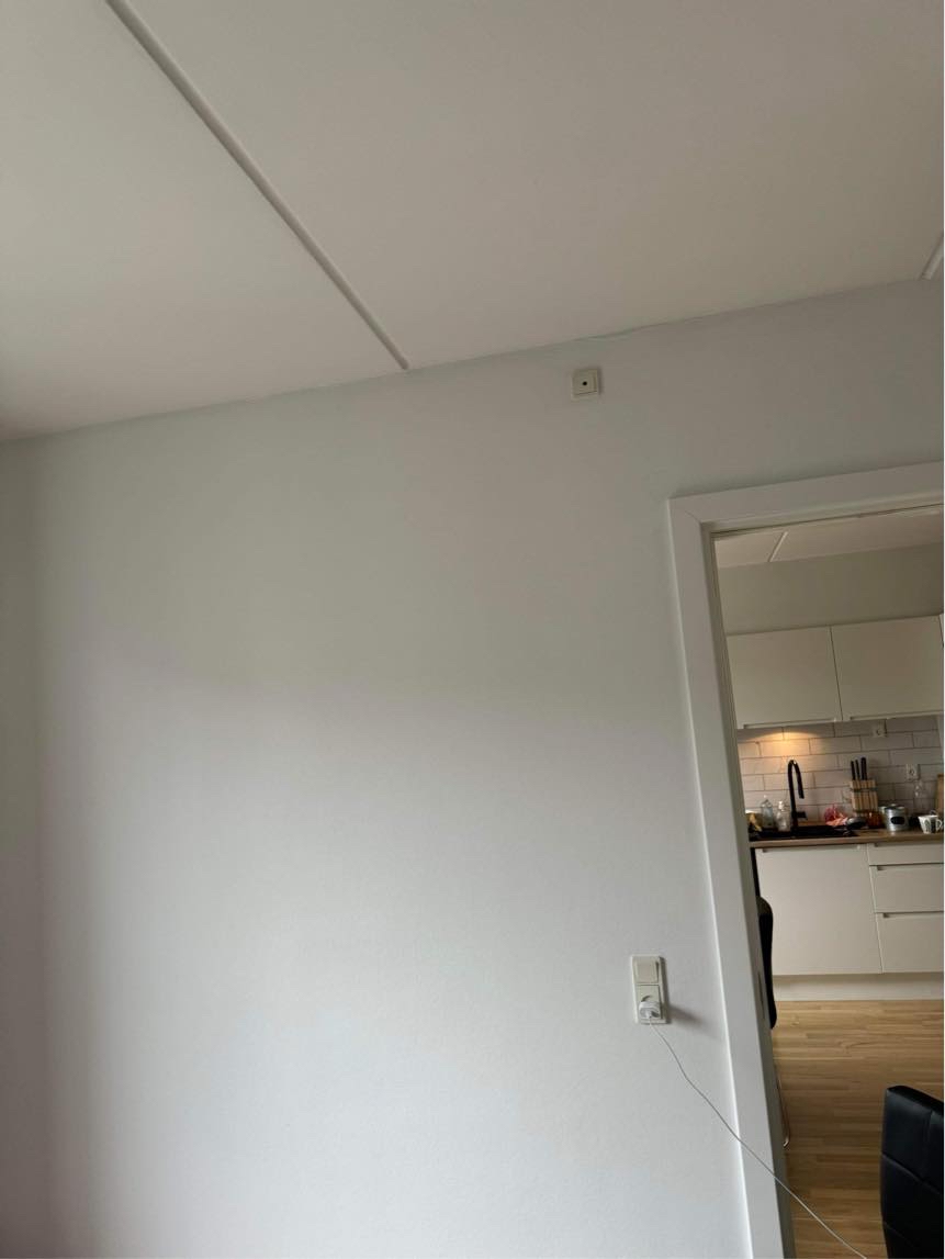 Opsætning af væghængt skrivebord samt akustik panel i beton væg