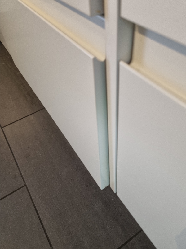 Fikse 1)havelåge, 2)løse dørhåndtag på 6døre og 3)løsrevet indbyg.opvaskemaskine (låge kan ej lukke)