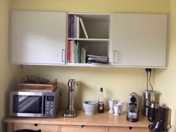 Klargøring af køkkenlåger og Montana reoler til lakering