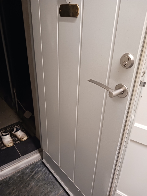 Kattelem I hoveddør