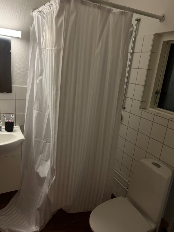 Opsætning af væghængt klapbord (stue), vægthængt plade (badeværelset), forøgelse i højde af gardinstang (badeværelse)