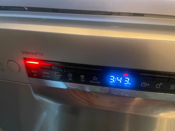 Bosch opvaskemaskine lyser konstant