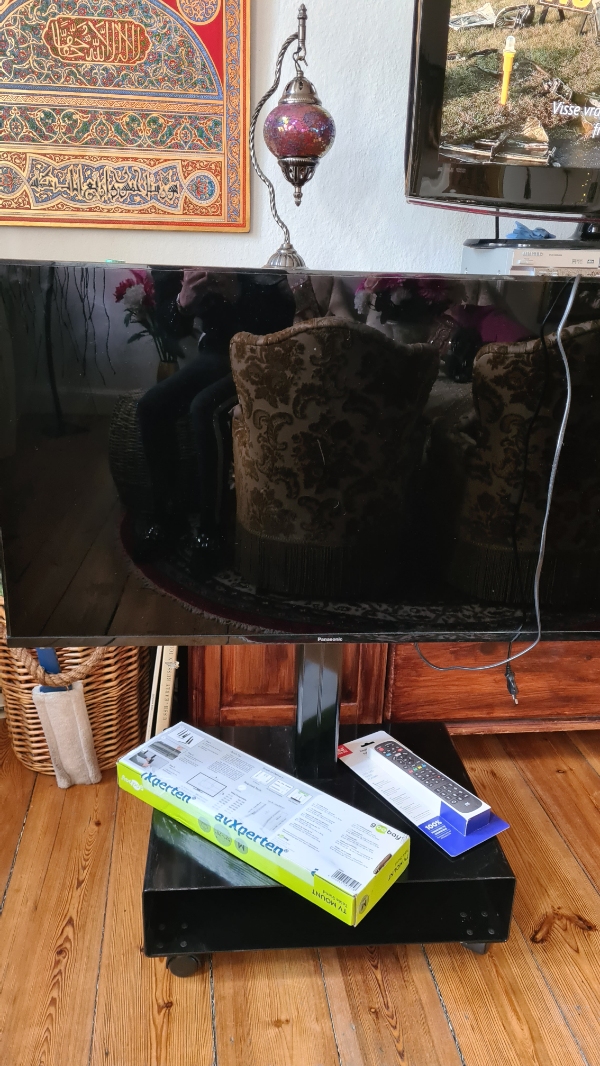 Installation og kanalsøgning af Panasonic tv samt montering af ny fod.