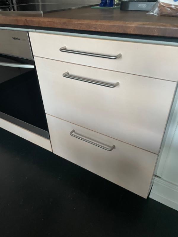 Malet udvendige køkkenlåger flotte og hvide