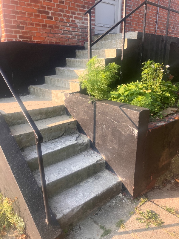 Oppudsning af betontrappe samt lægning af fliser