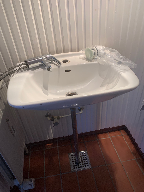 Udskiftning af 2 armaturer i håndvask (et på hvert badeværelse)
