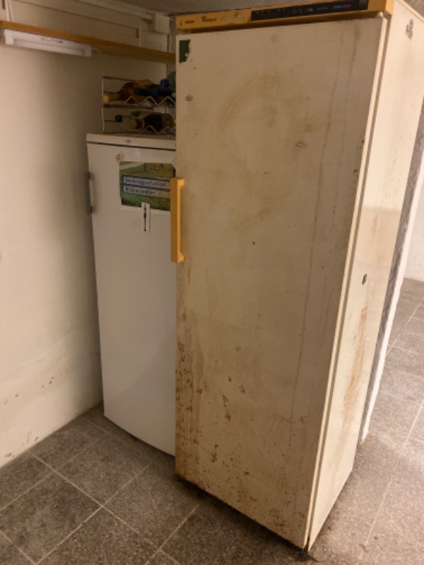 Bortskaffelse af 2 x køleskab/fryser. Skal bortskaffes inklusive indhold. Står i et dødsbo.