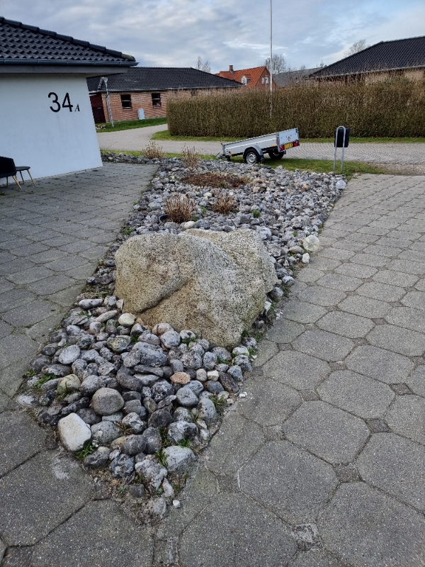 Hentet en masse natursten. Der er mange.