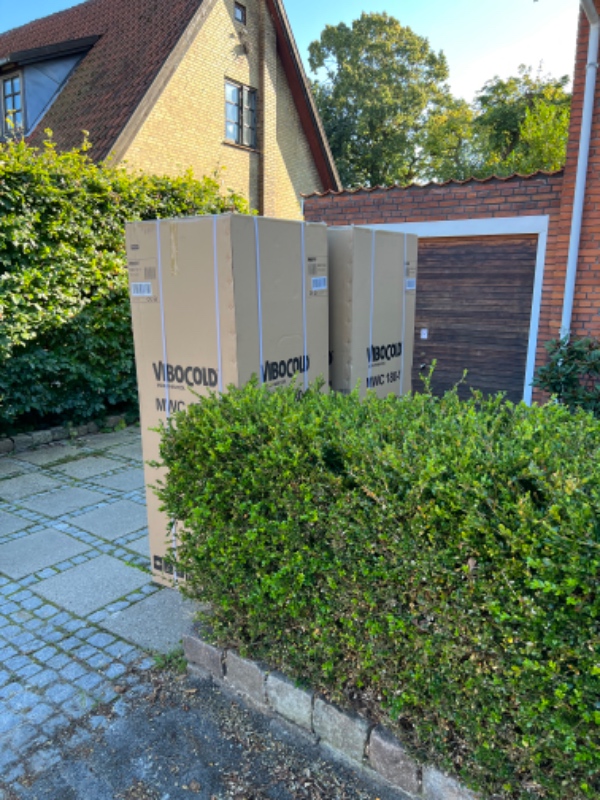 Flytte to vinkøleskabe (ca 100 kg hver) fra vejkant ned i kælder