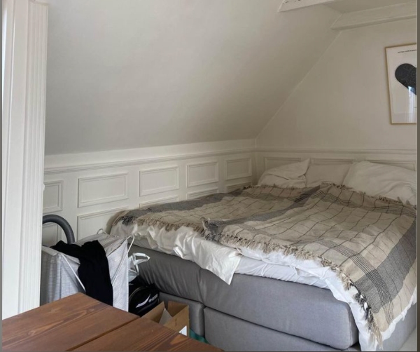 Nedbæring (3. sal) og bortskaffelse af seng, samt bortskaffelse af storskrald (træmateriale)