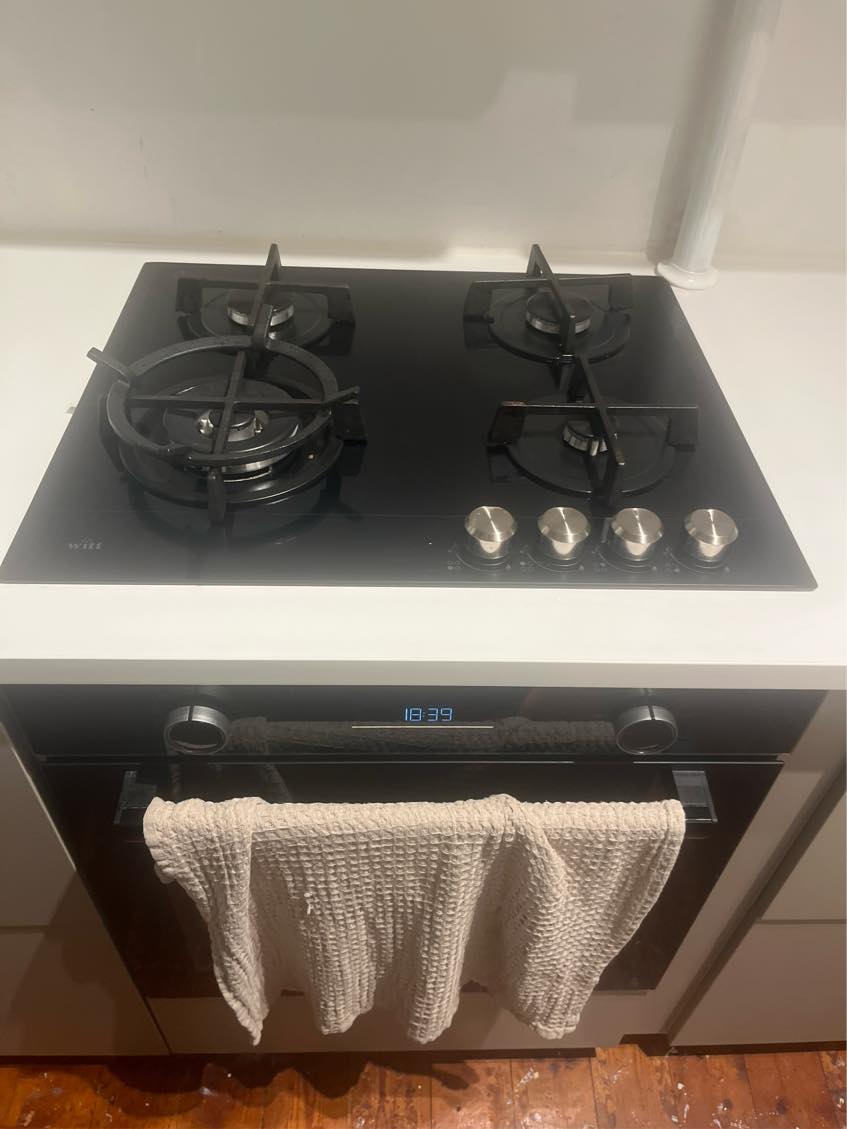 Tilslutning af kogeplade og stikkontakt