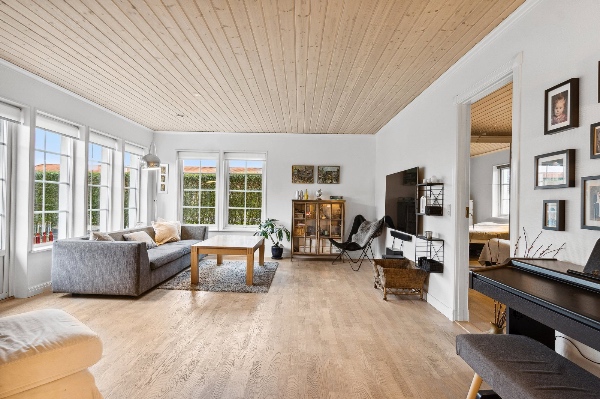 Male loft og væg i tomt hus, på 151kvm
