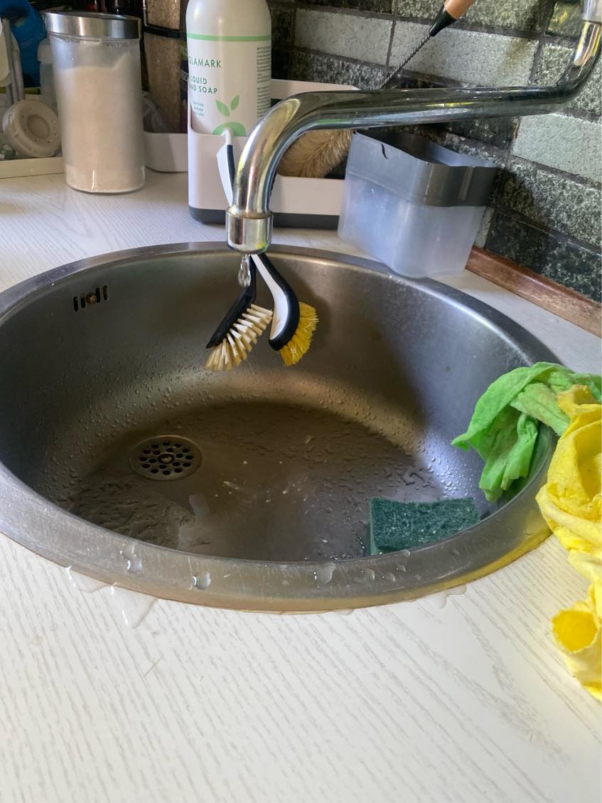 Stikkontakt + drippende vand i kokkenet