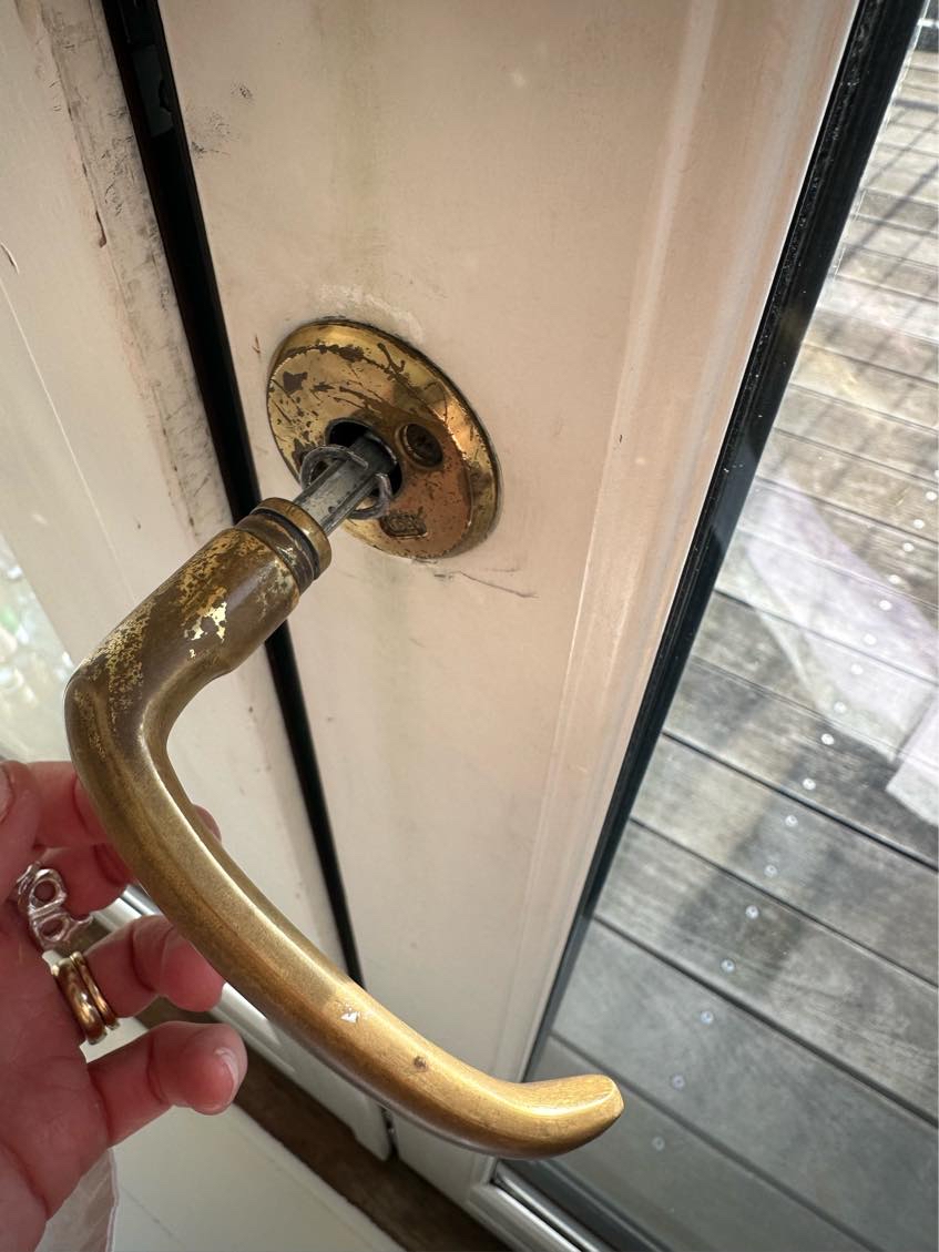 Håndtag og revne fuges (har selv fugemasse)