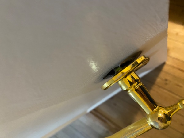 Fastgørelse af løse dørhåndtag