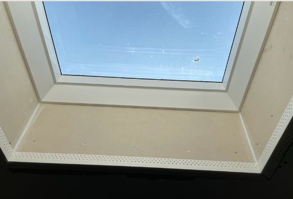opsætning af filt på gipsplader omkring 2 loftvindue.