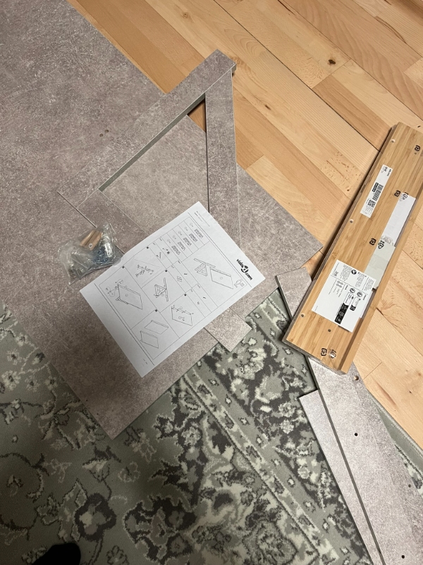 Opsætning af væghængt klapbord (stue), vægthængt plade (badeværelset), forøgelse i højde af gardinstang (badeværelse)