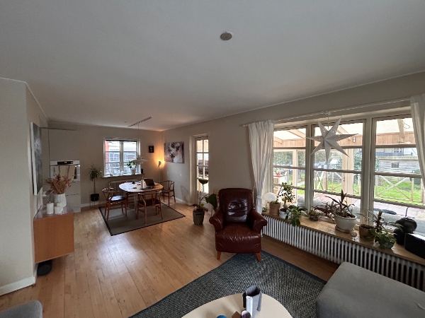 Stue nedtag tapet, tapeseres og males