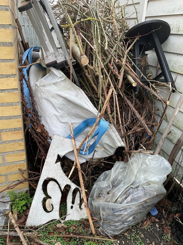 Fjernelse og udsmidning af havefliser og jord