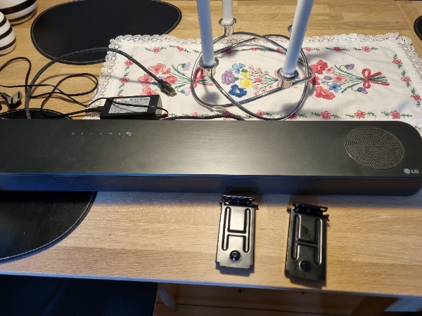 Ophæng af soundbar til tv, har beslag men mangler skruer.
