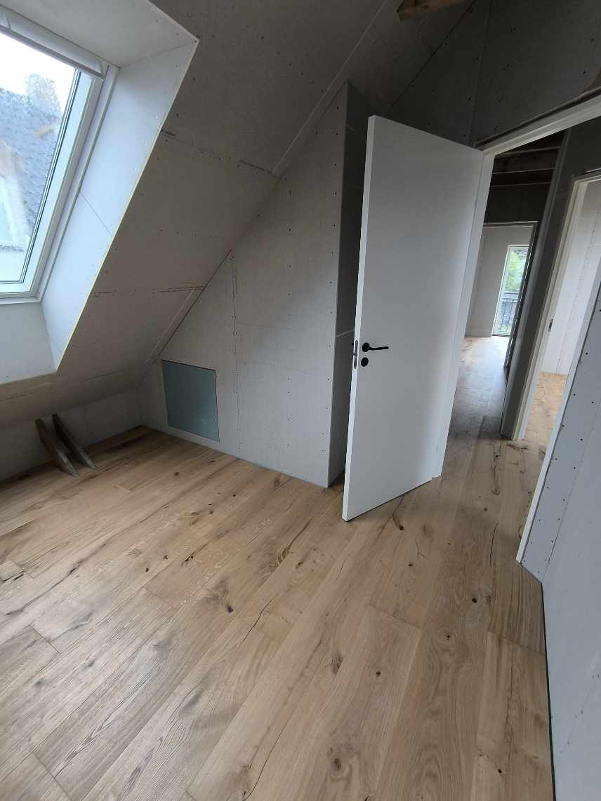Opsætning af lister (ved gulv og døre)
