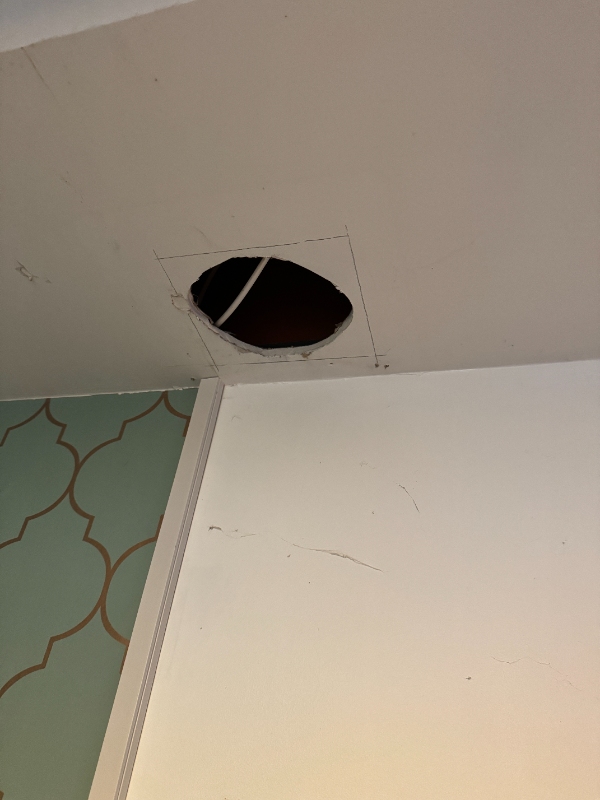 Opsætning af liste, panel, lukning af hul i loft og bjælke