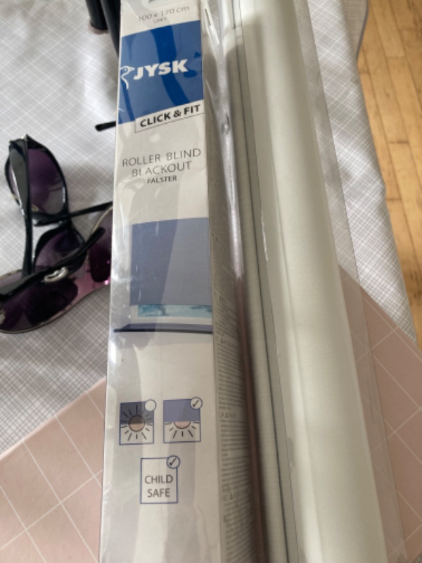 Opsætning af gardiner og reol