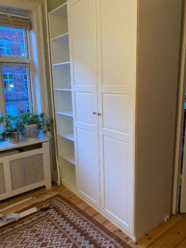 Flytning af PAX-skab (blot få meter) og smørelse af ældre hængsler på indendørs dør.