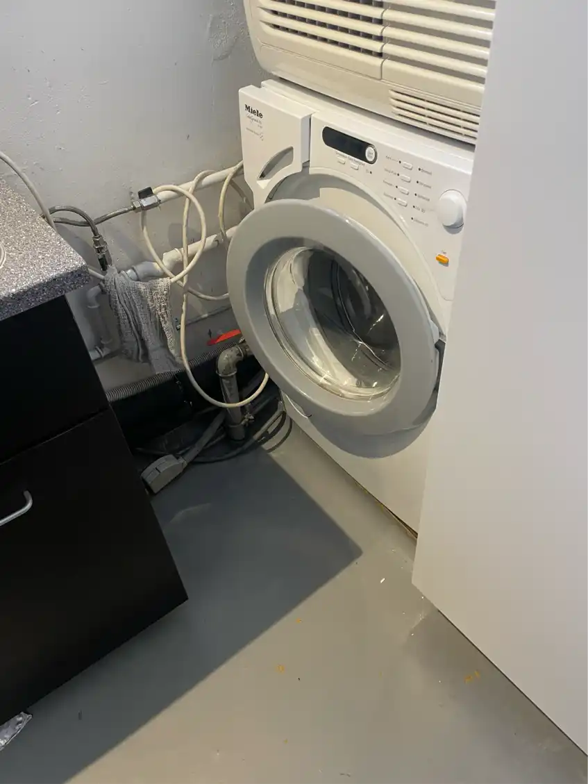 Forkortet og rykket bord med vask til at lave plads til at flytte vaskemaskine