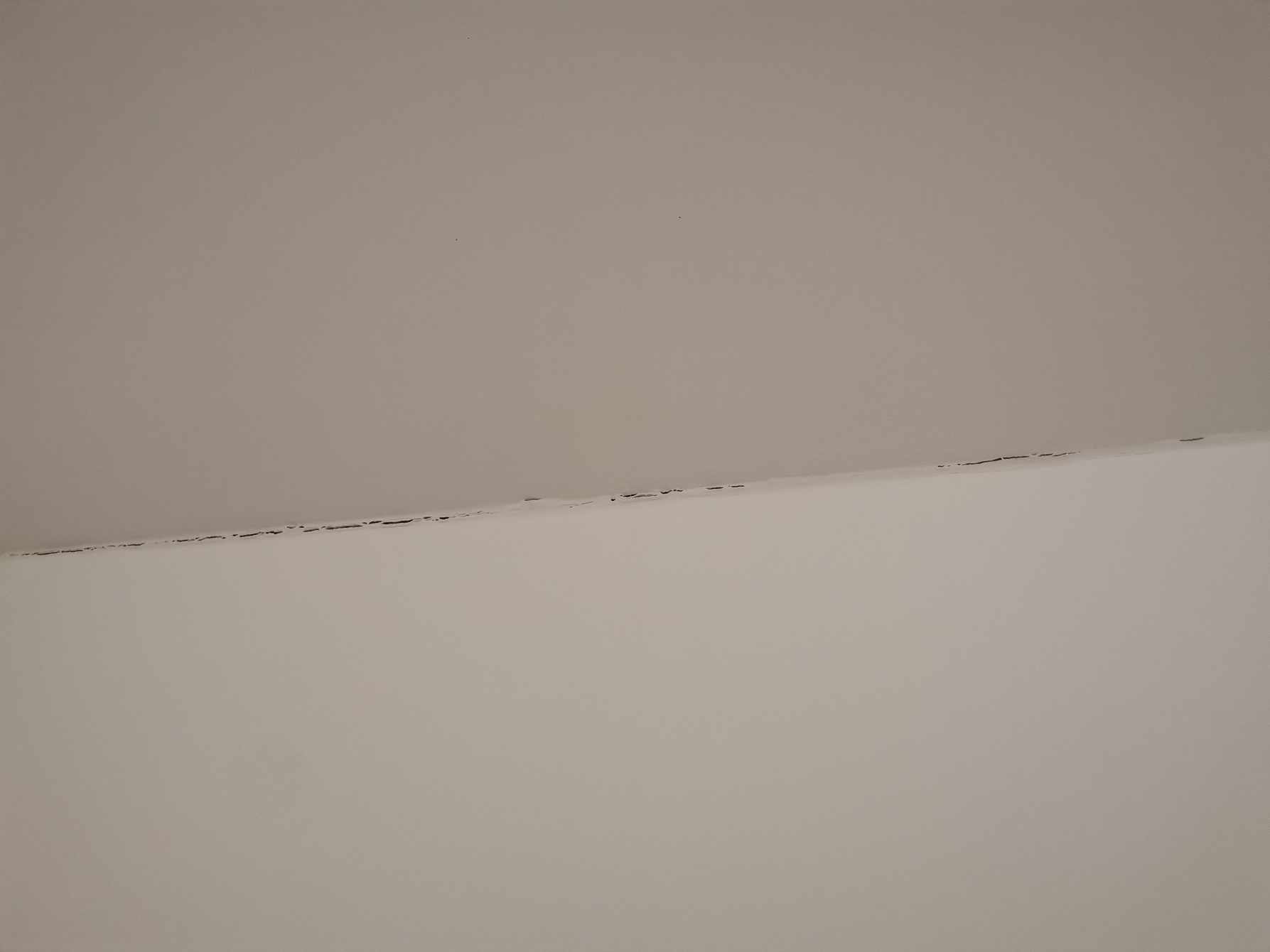 Fjerne gamle fuger ved vægkant og loft kant samt nye flotte og holdbare fuger