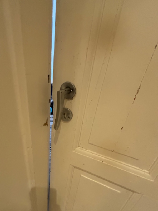 Reparation/tilpasning af gammel dør (indendørs)