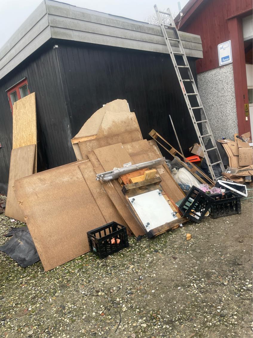 SKAL FJERNES IDAG🙏Fjerne affald, alt står lige til at læsse i trailer,