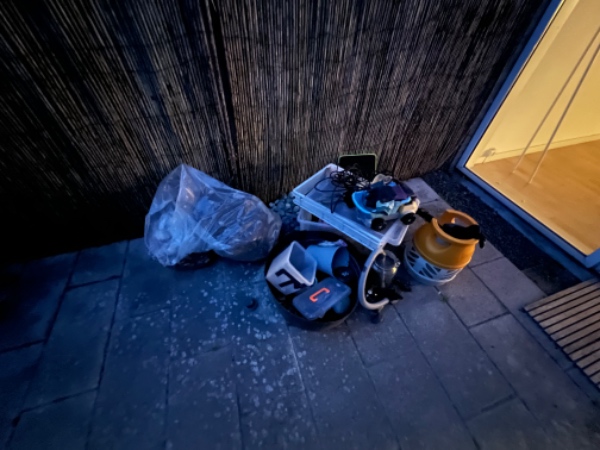 Fraflytningsrengøring samt bortkørsel af affald/stor skrald fra skur. 