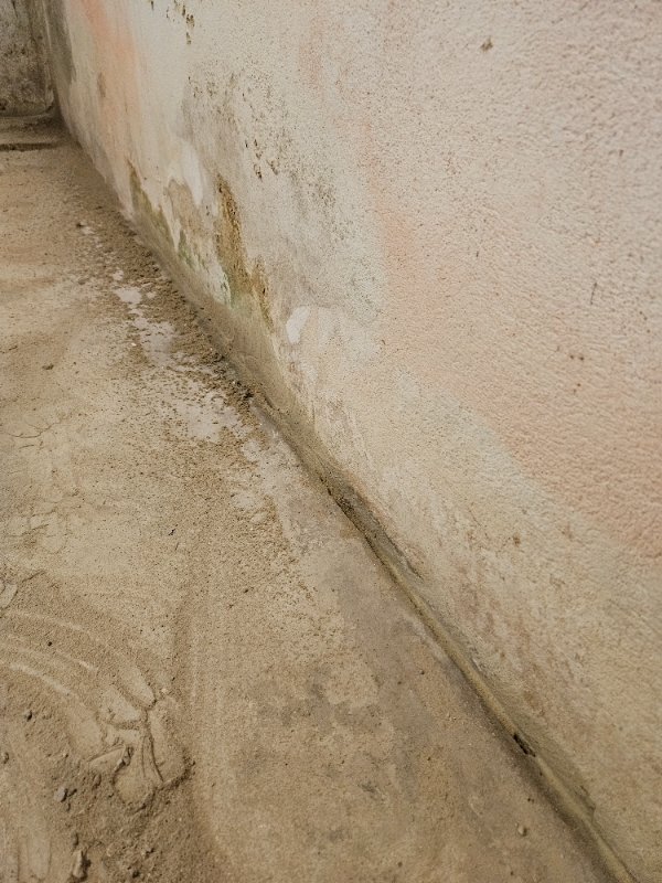 Banke 4 cm beton op i kælder og fjerne sand/grus