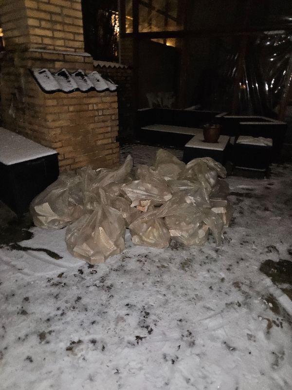 Affald fra lille køkken, beton og mure væg og gulvtæpper.