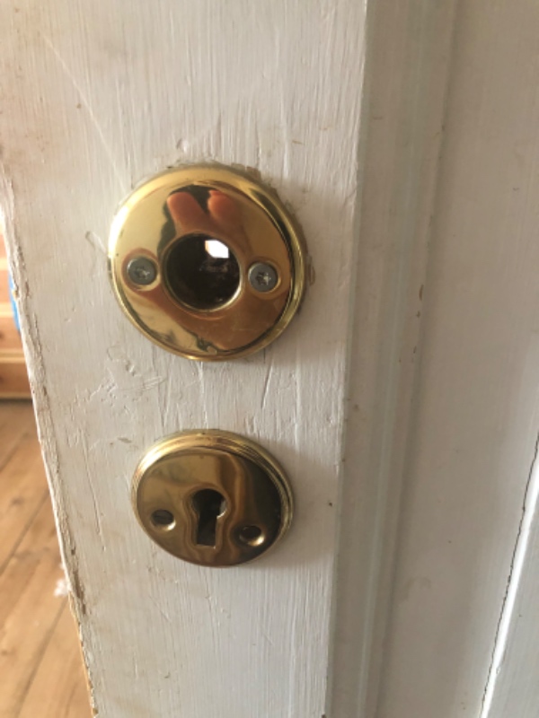 Jeg har en dørkarm der er gået i stykker , samt et håndtag der mangler.