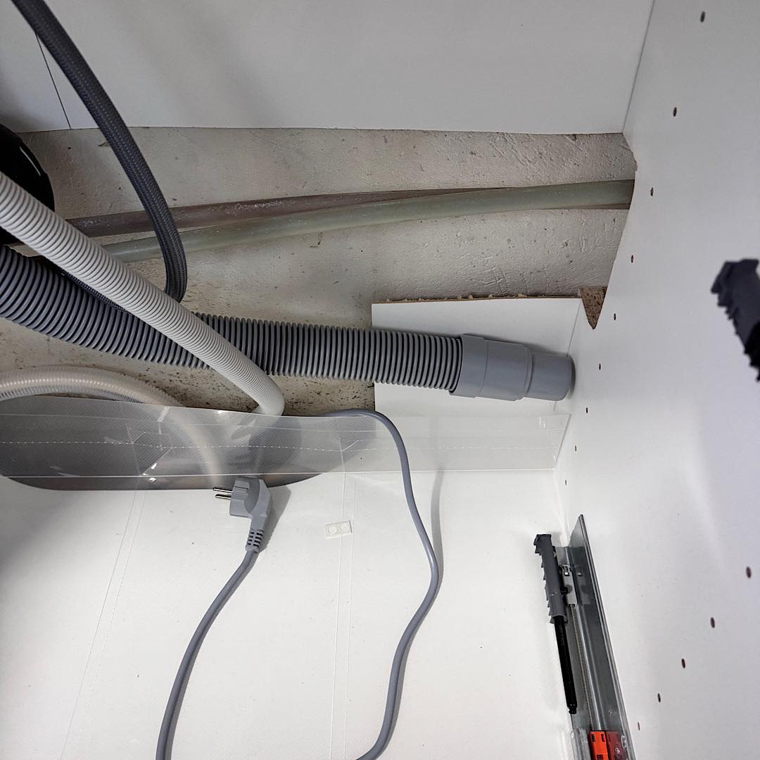 Tilslut ny køkkenvask til afløb og samle aftræk fra emhætte