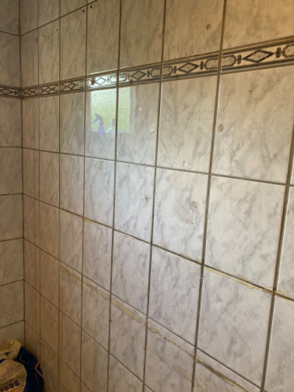 Pudsning af fliser på badeværelse + opsætning af klinker i badeværelse