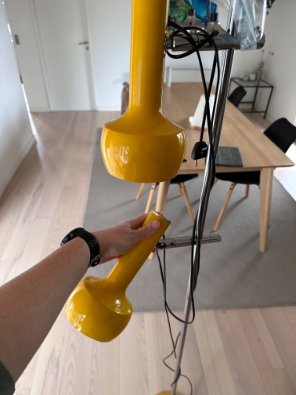 Reparation af standerlampe. Lampen kan afleveres i Århus-området til reparation.