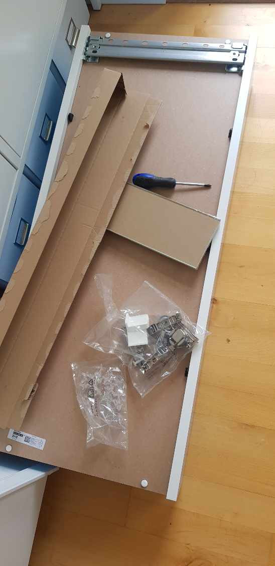 montere 1 vægskab 1 gardin og tilslut 2 loftslamper