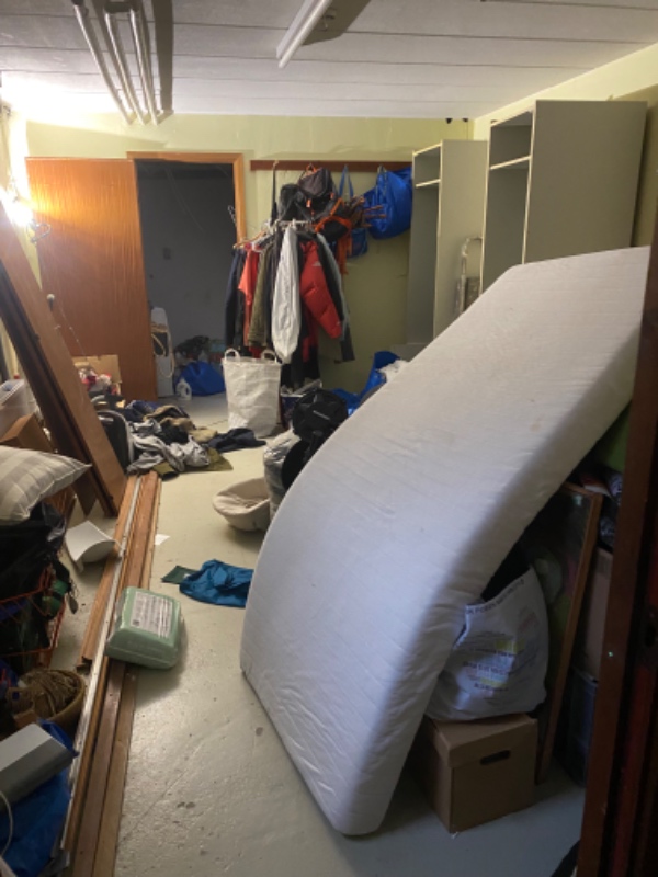 Spartling og opsætning af filt på vægge og luft i 70m2 kælder + trappeopgang