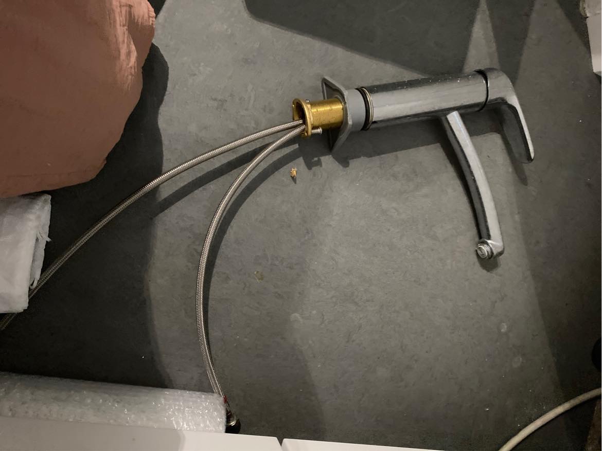Afmonteret en quooker og påsat en Alm vandhane