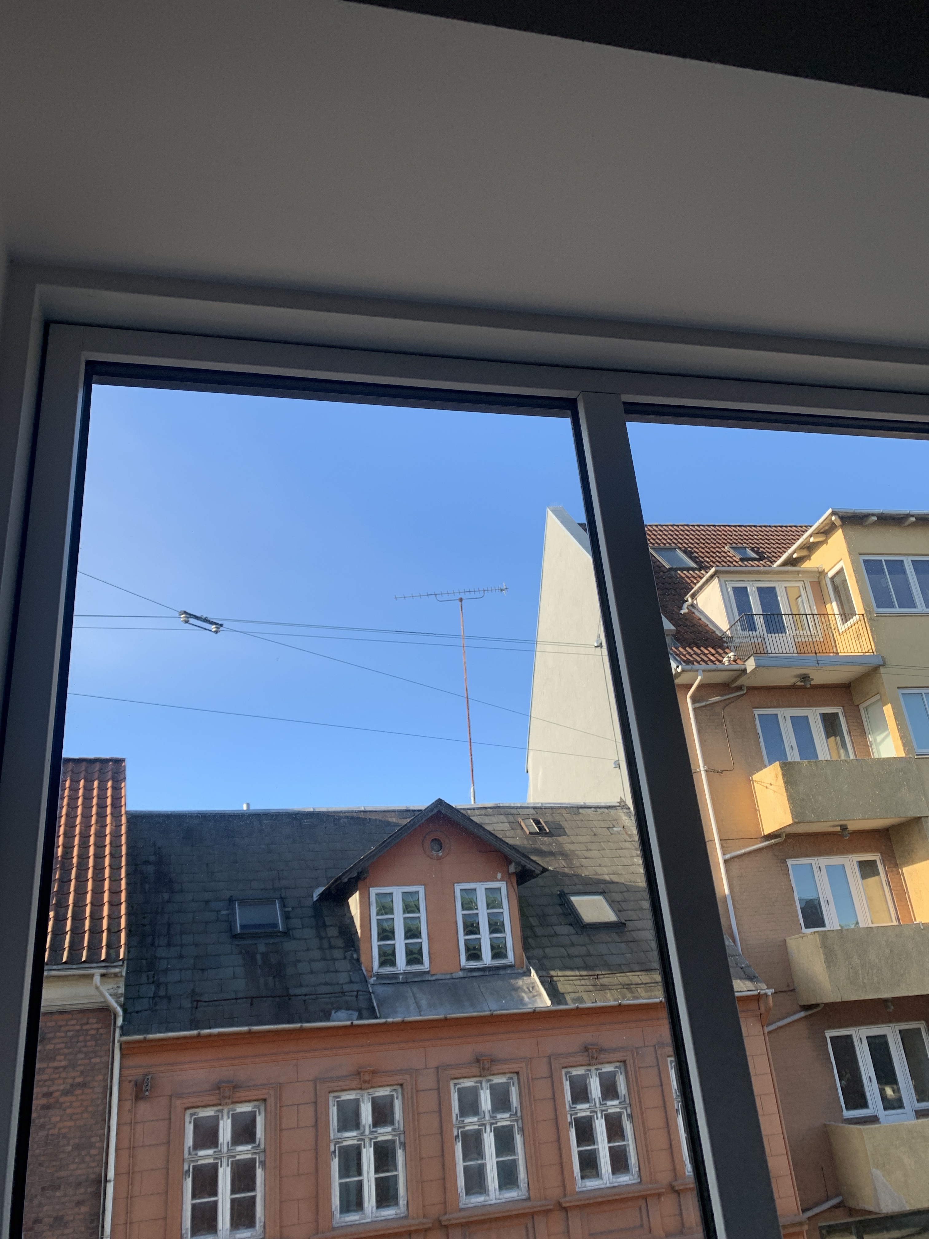 Opsætning af 6 plisségardiner, ét gardin med gardinstang og 1 lampe