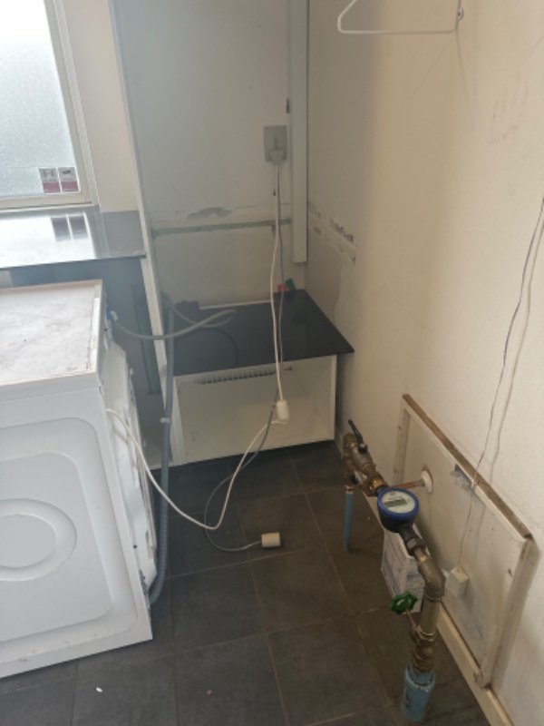 Løft af vaskemaskine 40 cm op, og tørretumbler sættes ovenpå