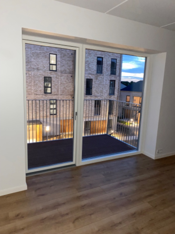 Opsætning af 1 IKEA gardin + stang plus 4 JYSK persienner