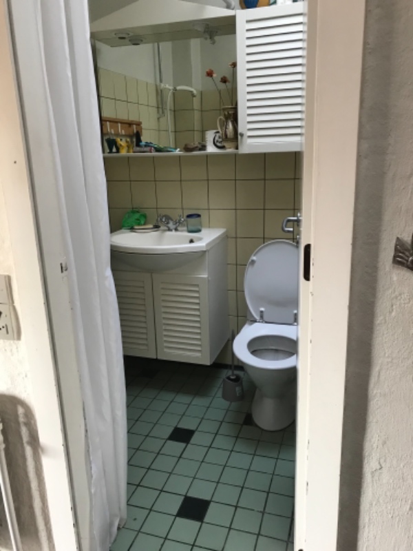 bruser skillevæg og base I en lille toilet